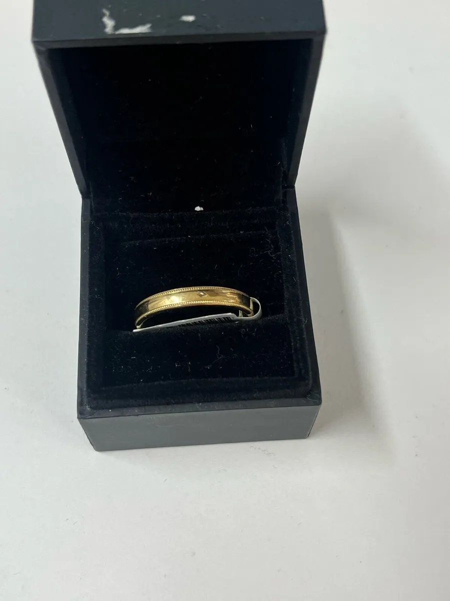 9k gold band. - Image 1