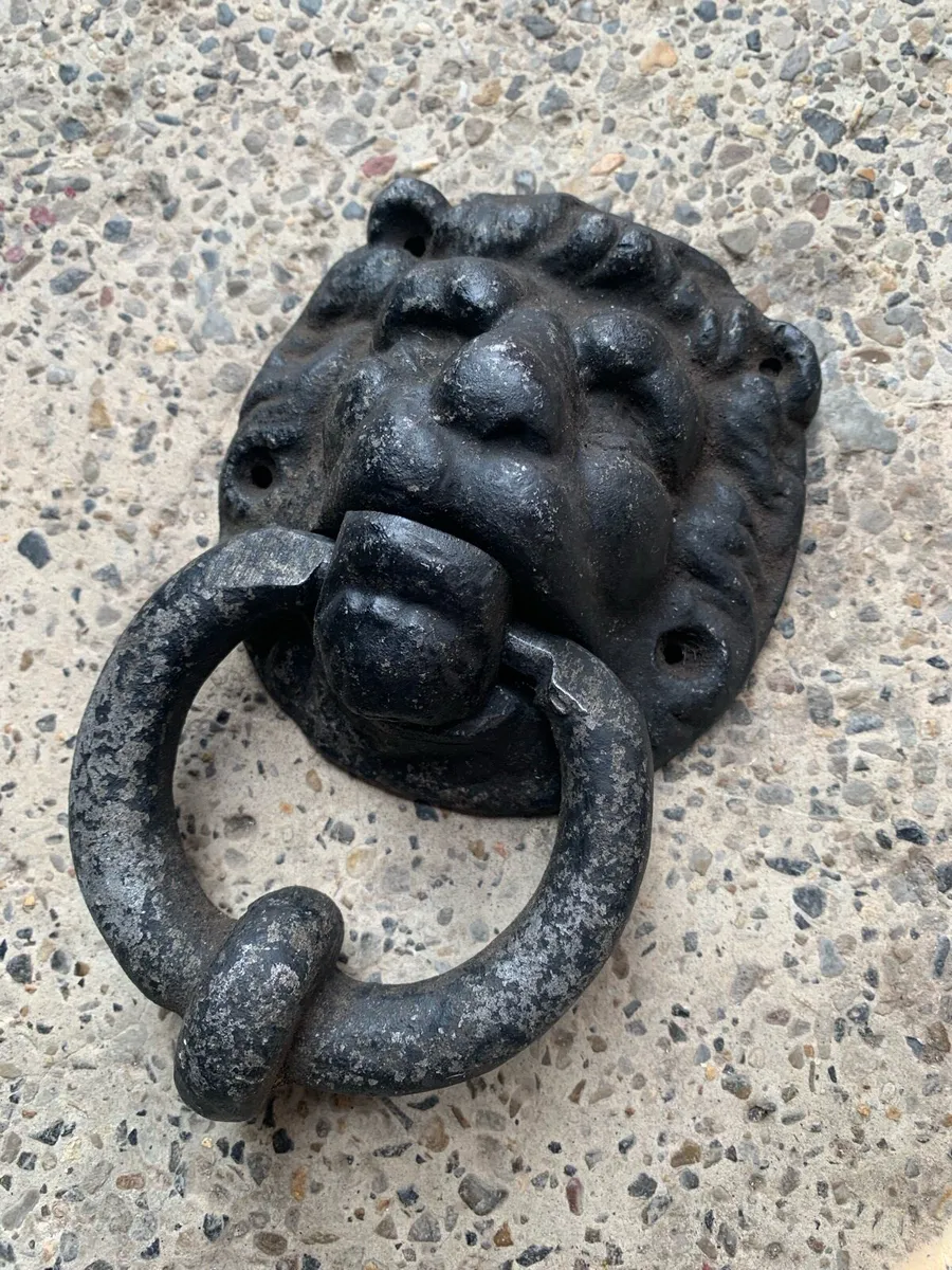 Cast iron lion head door knocker. - Image 1