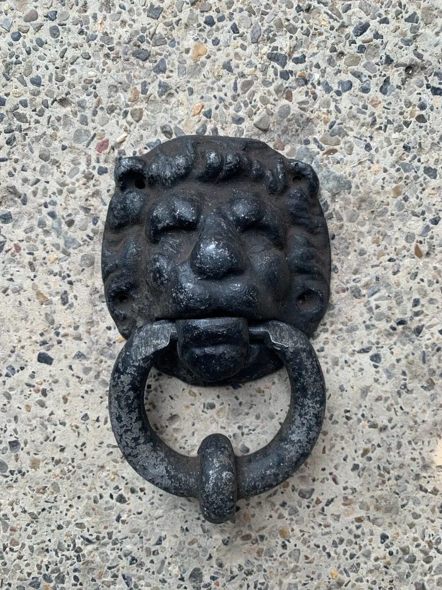 Cast iron lion head door knocker. - Image 2
