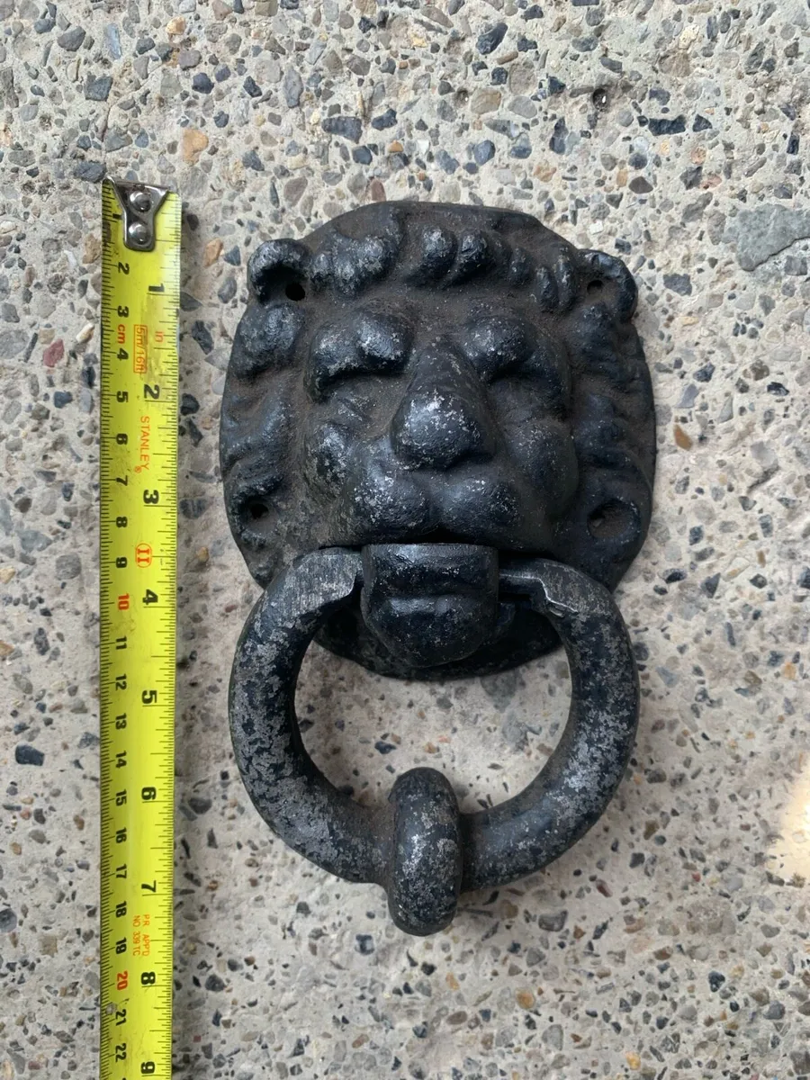Cast iron lion head door knocker. - Image 4