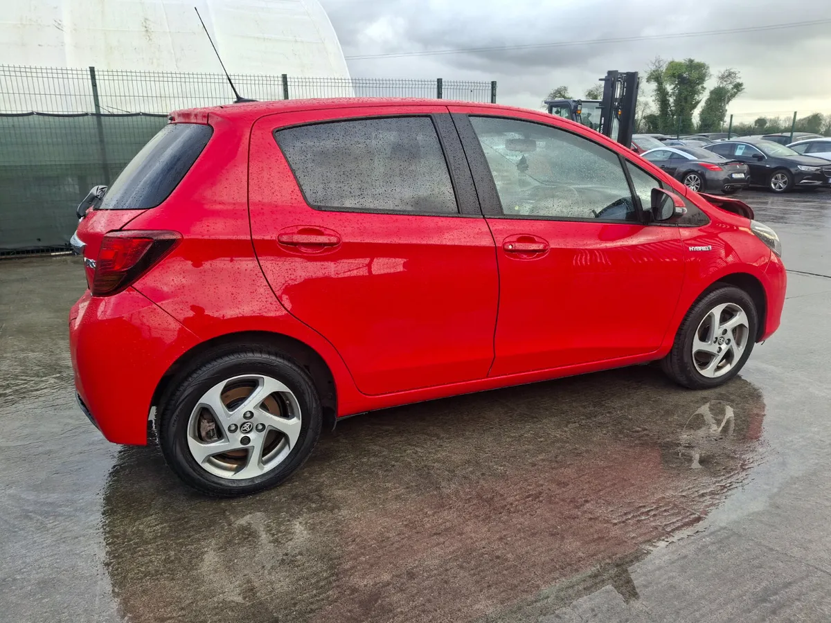2016 Toyota Yaris  Hybrid    Automatic - Image 3