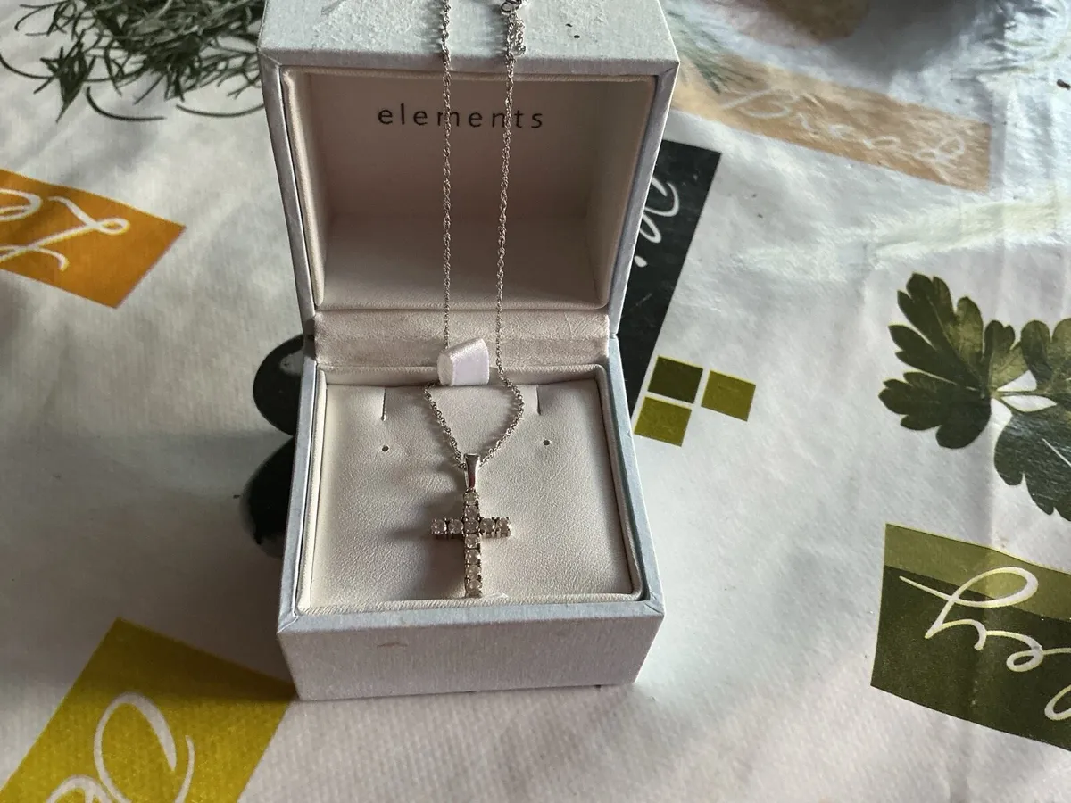 Sliver stamped chain with cross