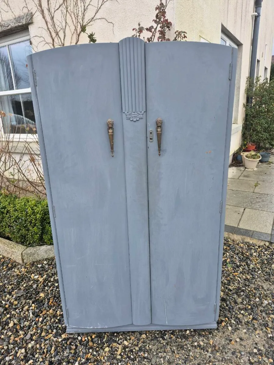 2 x Wardrobes, 1 ex large, 1 small. Need handles - Image 3