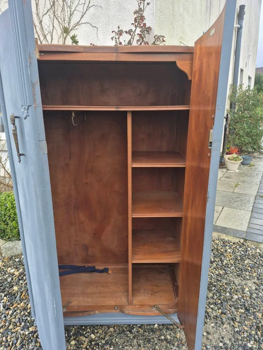 2 x Wardrobes, 1 ex large, 1 small. Need handles - Image 4