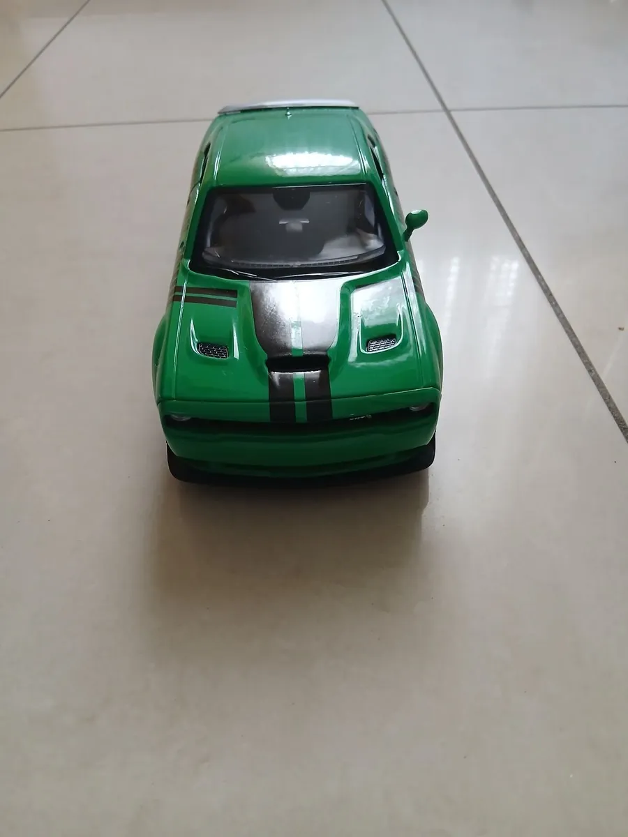 Dodge Challenger SRT Die-Cast 1:24 – Opening Doors - Image 1