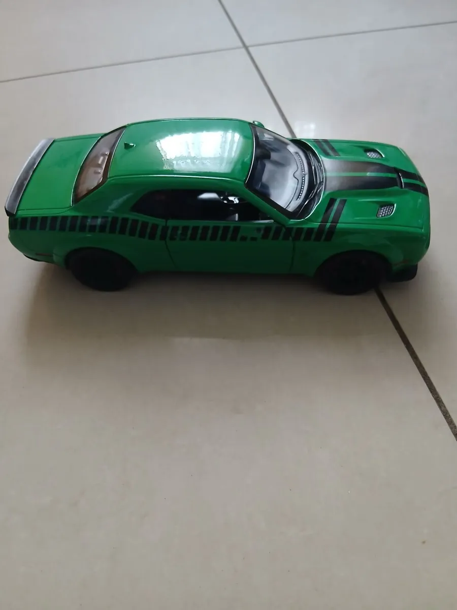Dodge Challenger SRT Die-Cast 1:24 – Opening Doors - Image 2