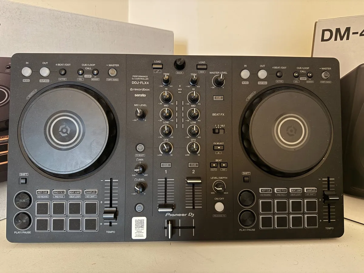 Pioneer DDJ-FLX4 DJ Controller – Like New – Great - Image 4