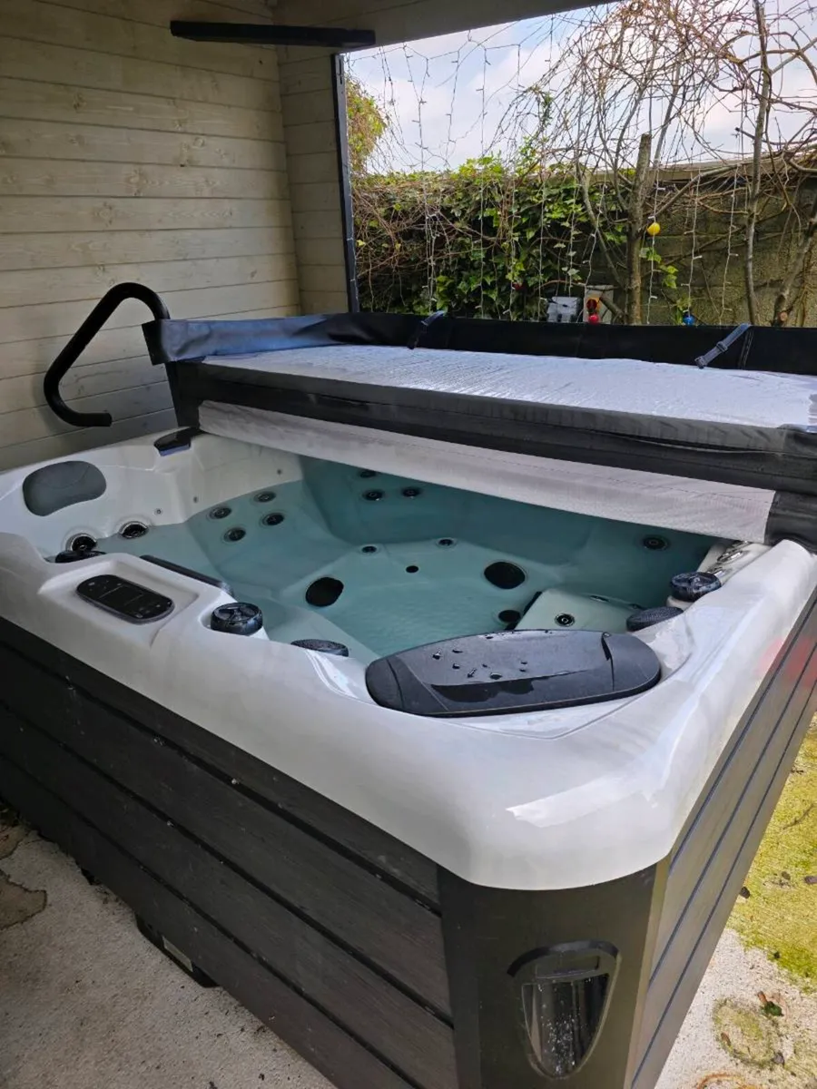 Hot tub - Image 1
