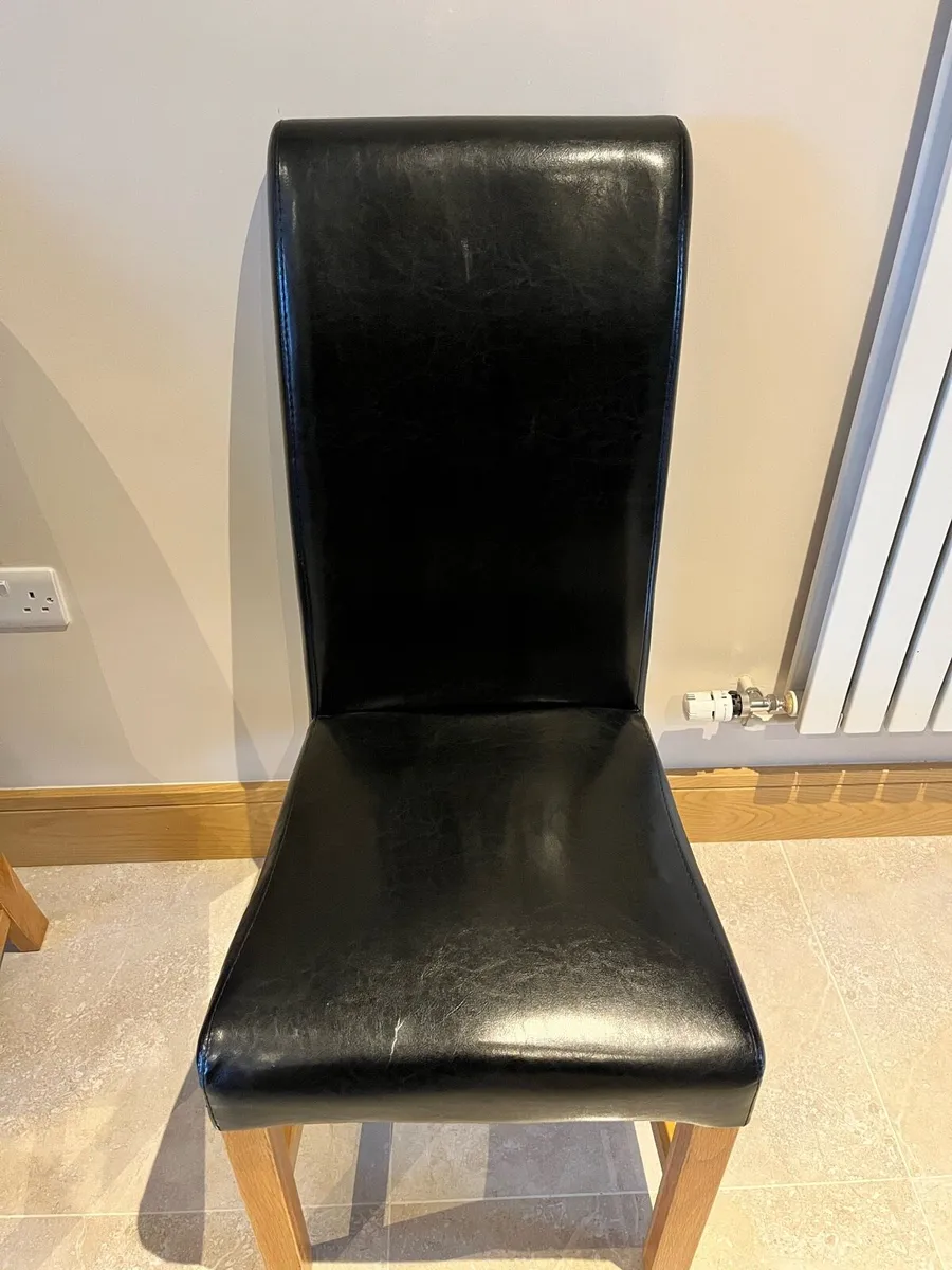 4/6 Seater kitchen table and chairs. - Image 3