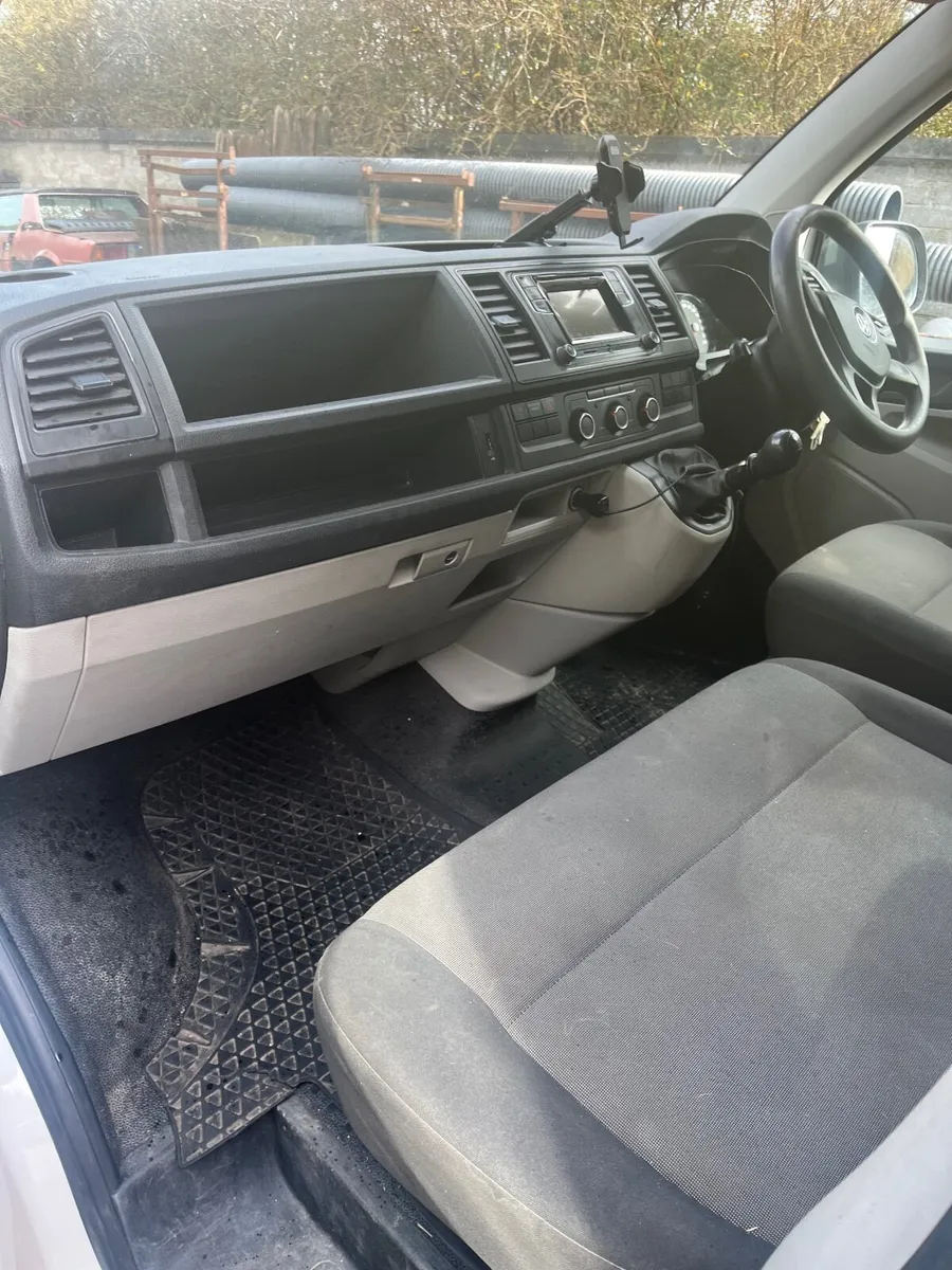 Volkswagen Transporter 2017 - Image 2