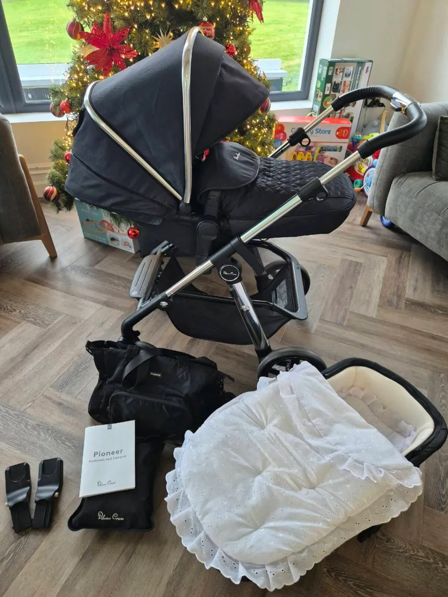 Silver Cross Pioneer Pram & Bassinet | Black - Image 1