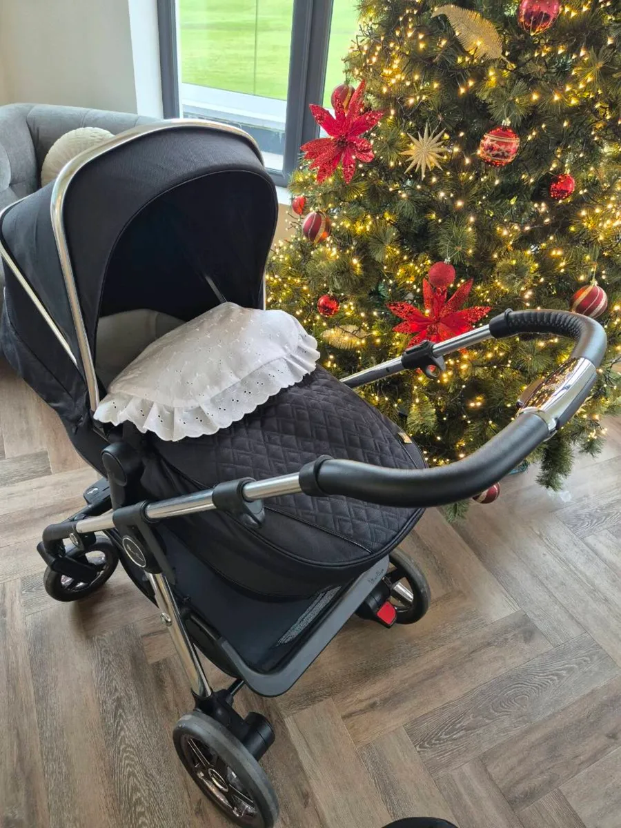 Silver Cross Pioneer Pram & Bassinet | Black - Image 3