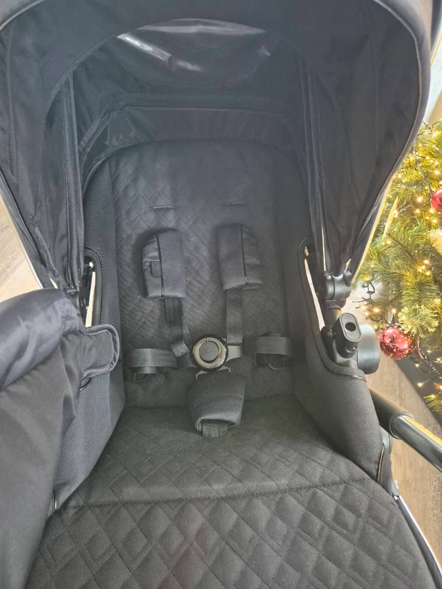 Silver Cross Pioneer Pram & Bassinet | Black - Image 4