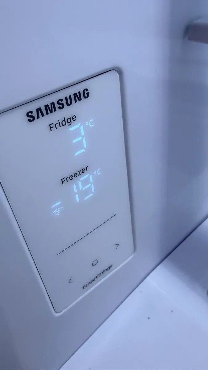 Samsung Fridge Freezer - Like new - Image 4