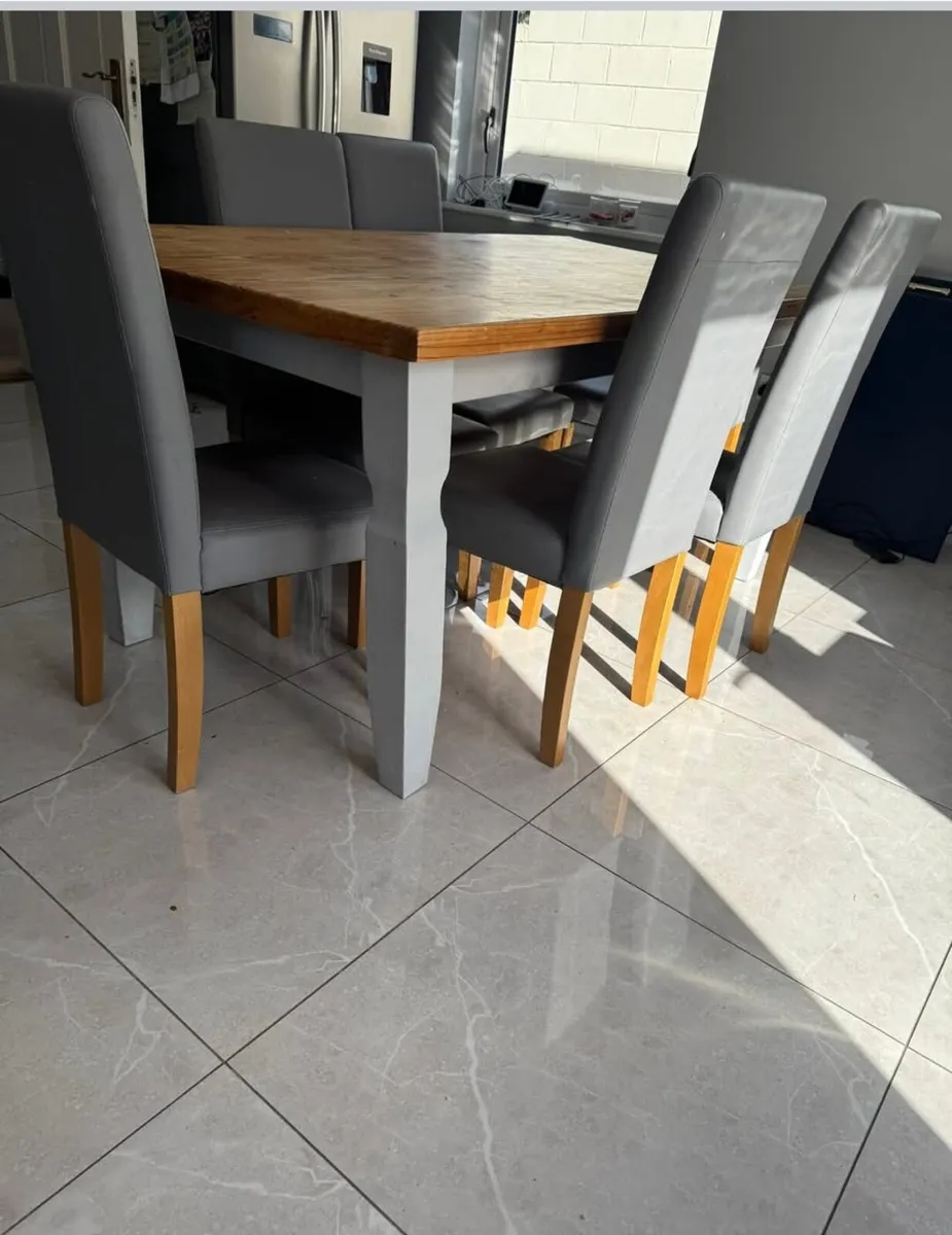 6 light weight chairs and wooden table - Image 1