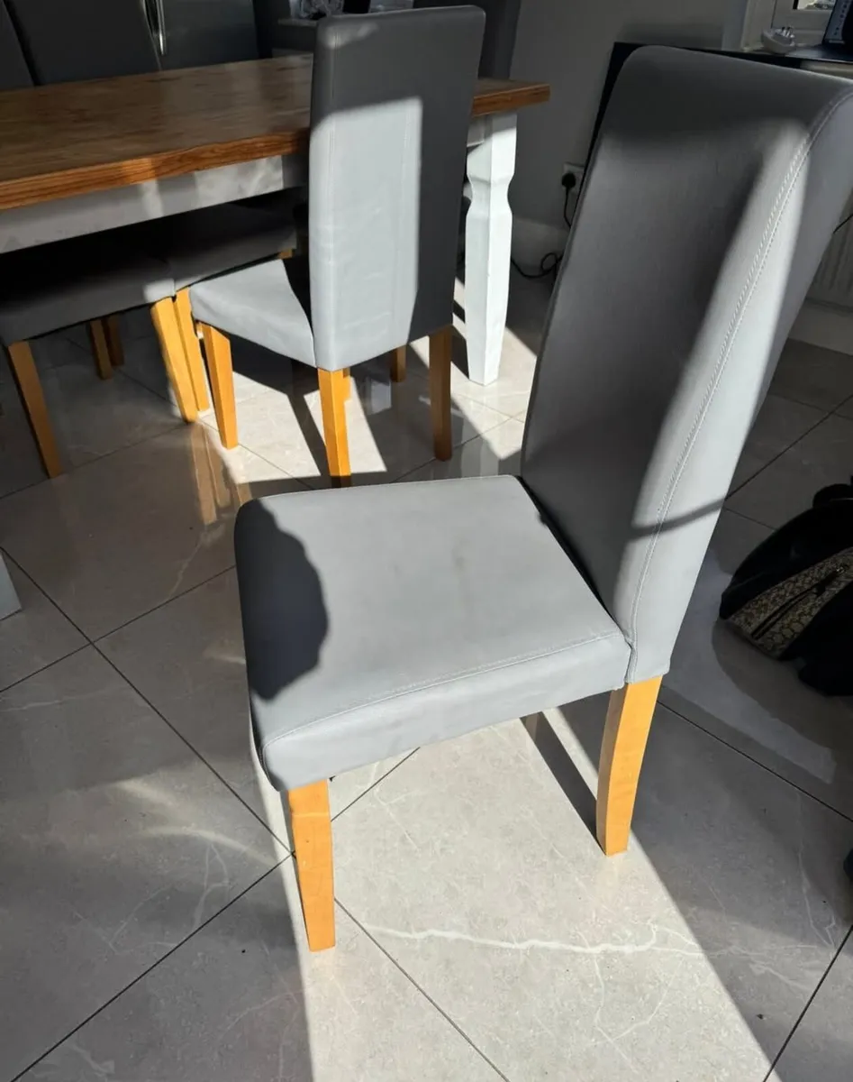 6 light weight chairs and wooden table - Image 2