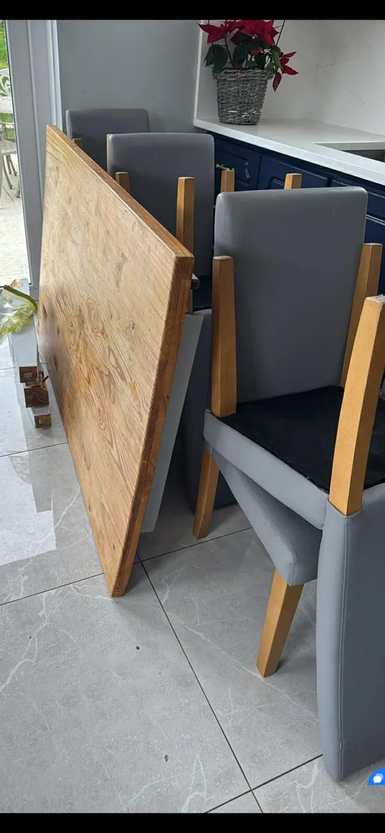 6 light weight chairs and wooden table - Image 3