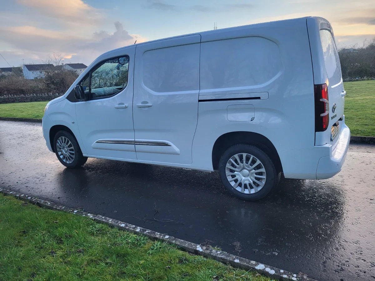 Toyota Proace City LWB.  1 OWNER - Image 4