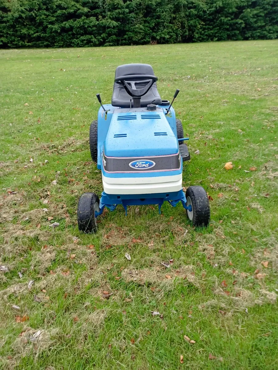 Garden tractor for towing trailer - Image 2
