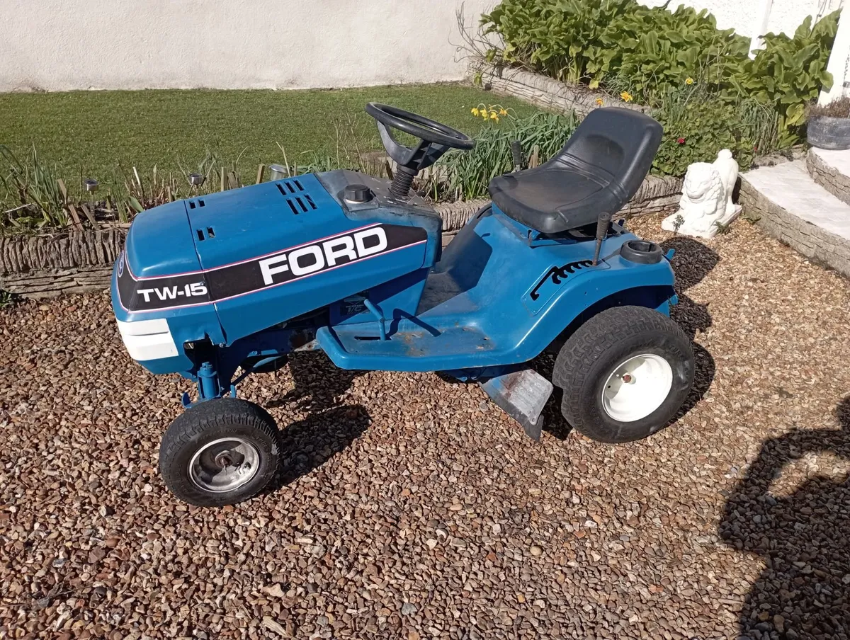 Garden tractor for towing trailer - Image 4