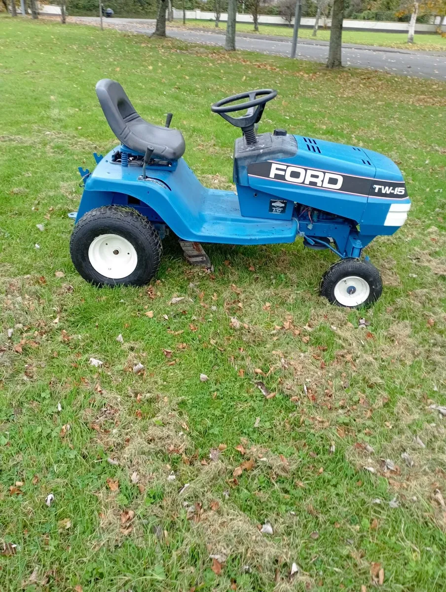 Garden tractor for towing trailer - Image 3