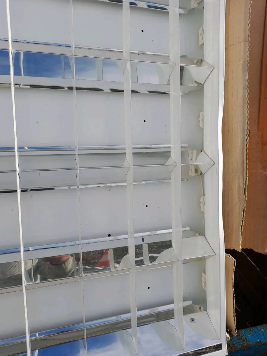 Fluorescent lights - Image 2