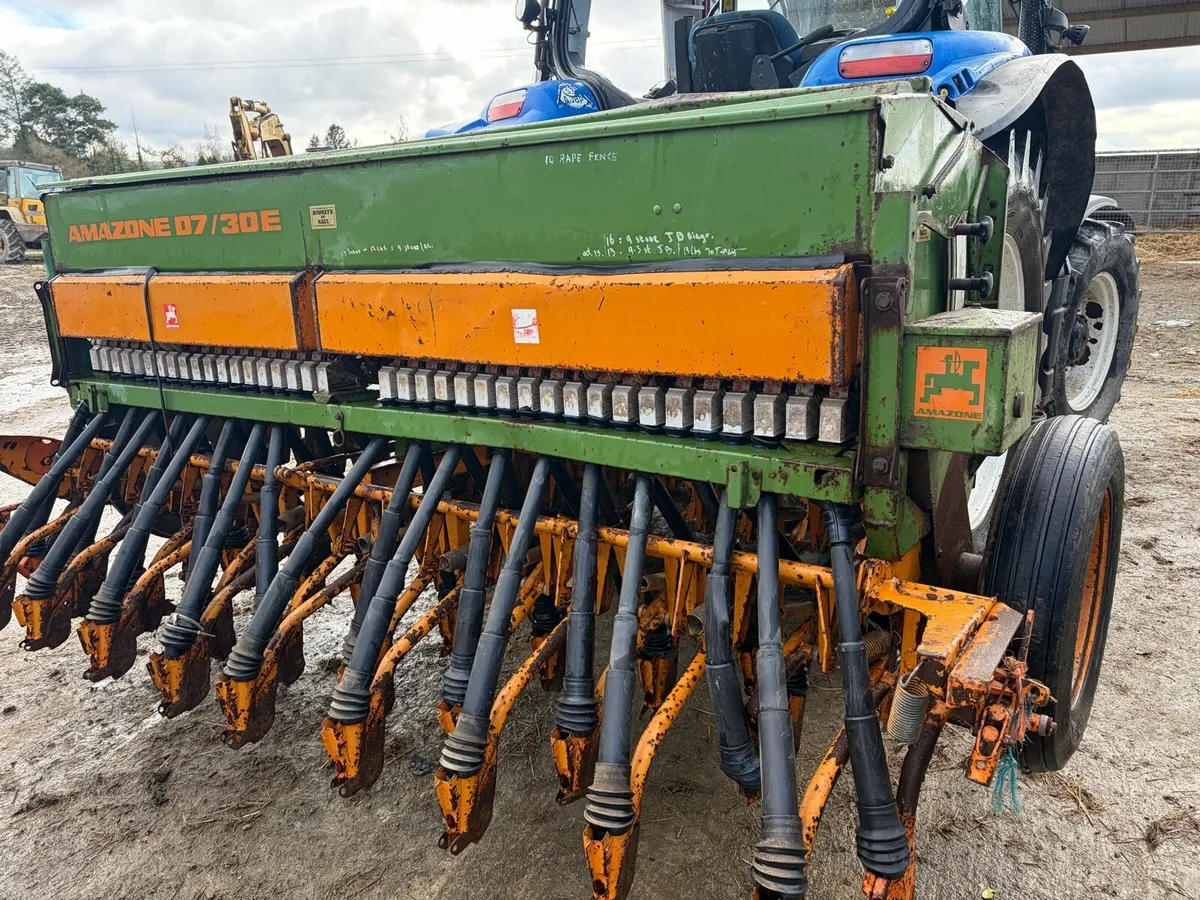 Amazone D7-30 mechanical seed drill - Image 1