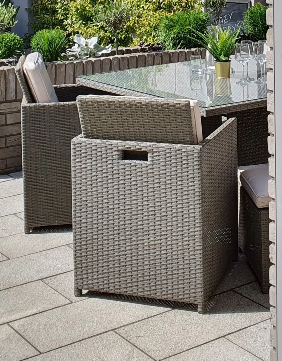 Garden Ratten cube dining set - seats up 8 - Image 1
