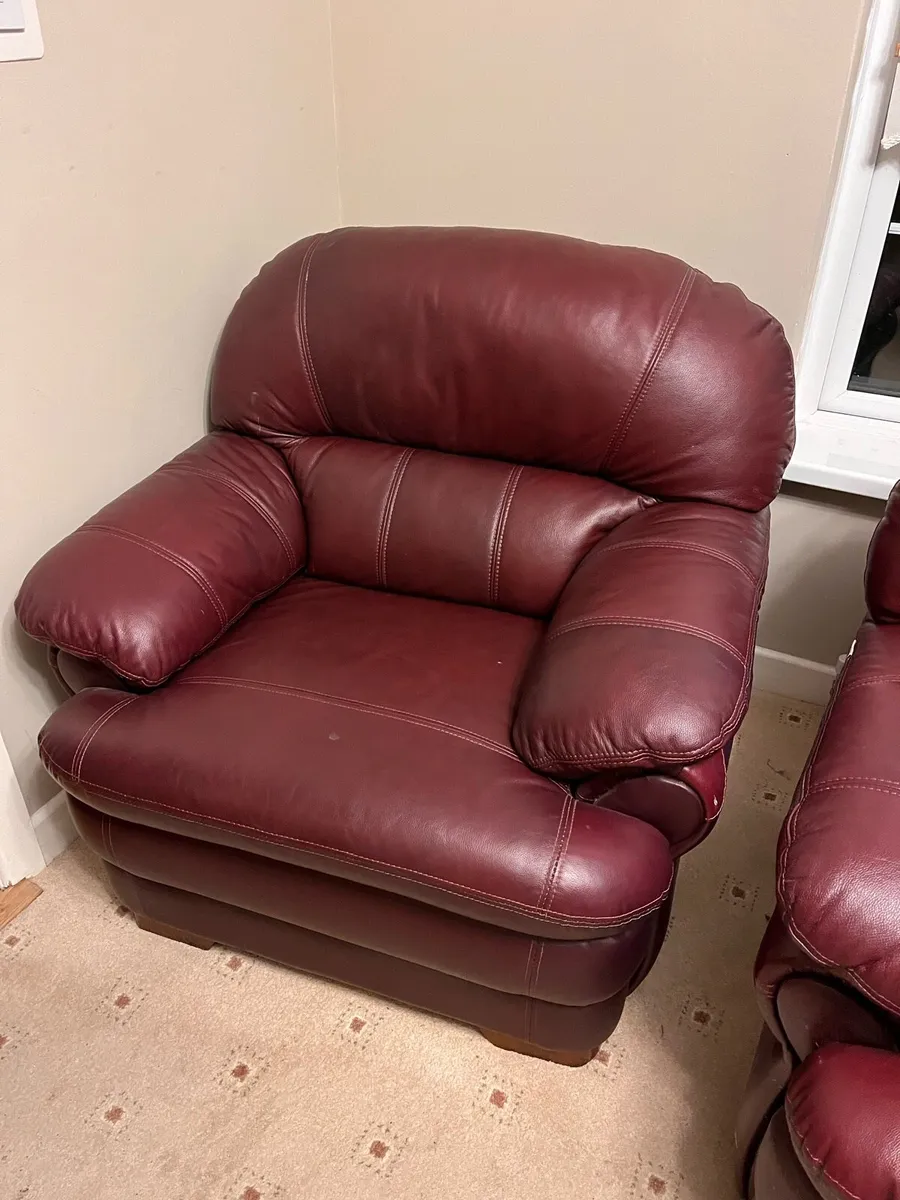 Suite of furniture - Image 1