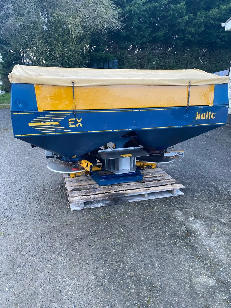 Fertiliser spreader - Image 1