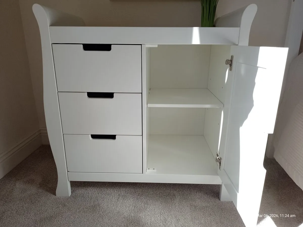 OBABY Sleigh set of drawers/ as new - Image 1