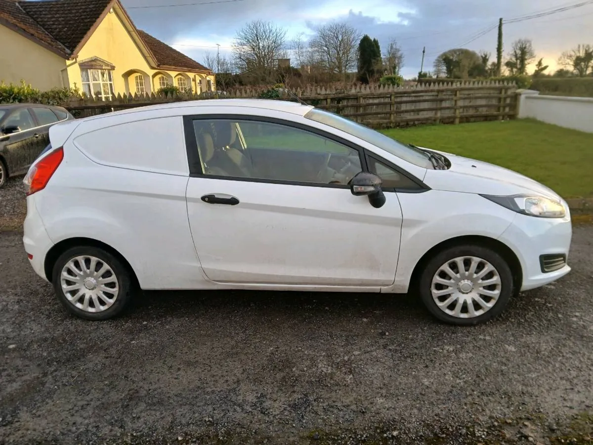 Ford Fiesta van - Image 2