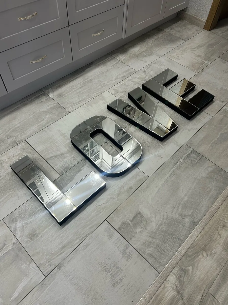 Mirror letters LOVE - Image 1
