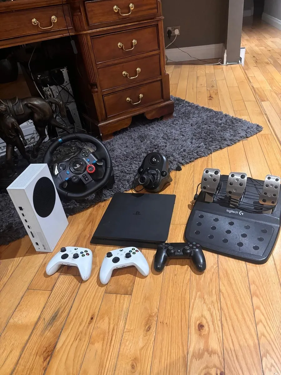 Logitech steering wheel set plus consoles - Image 1