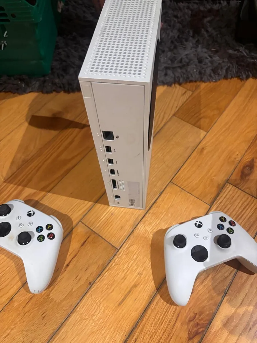 Logitech steering wheel set plus consoles - Image 2