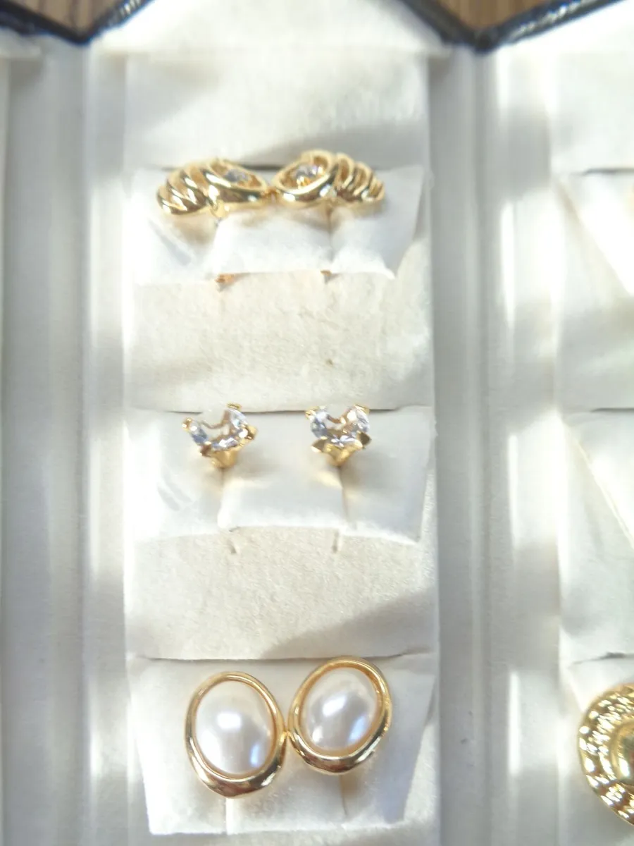 Andre Piasso Travel Earrings Set for Sale - Image 2