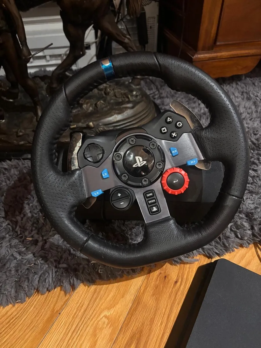 Logitech steering wheel set plus consoles - Image 4