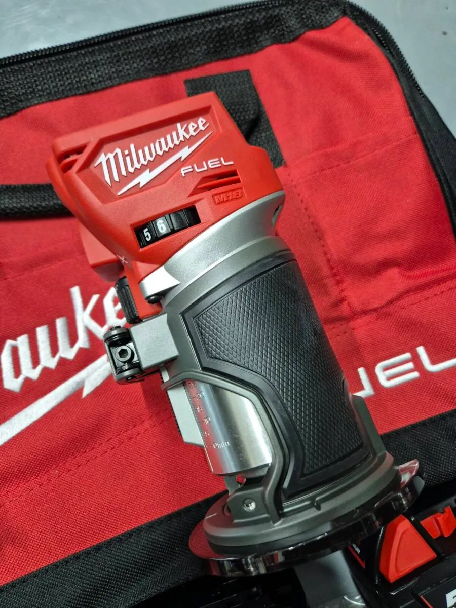 Milwaukee M18 Fuel Compact Trim Router Kit - Image 3