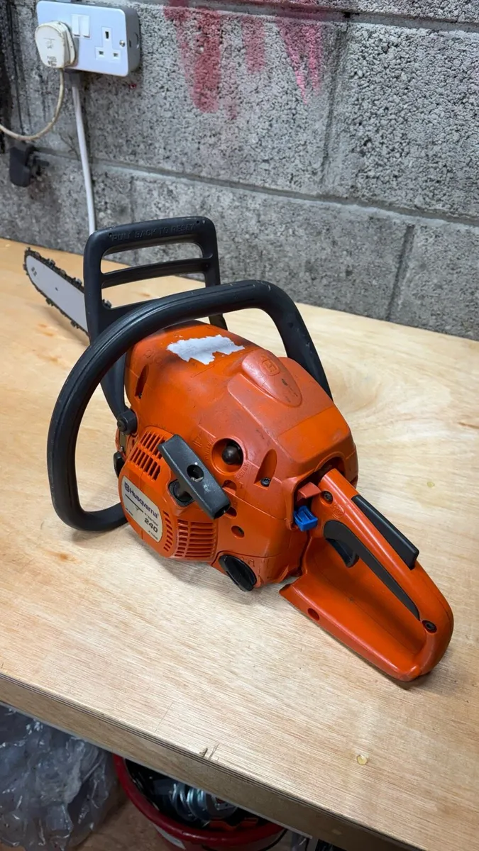 Husqvarna 240 chainsaw - Image 1