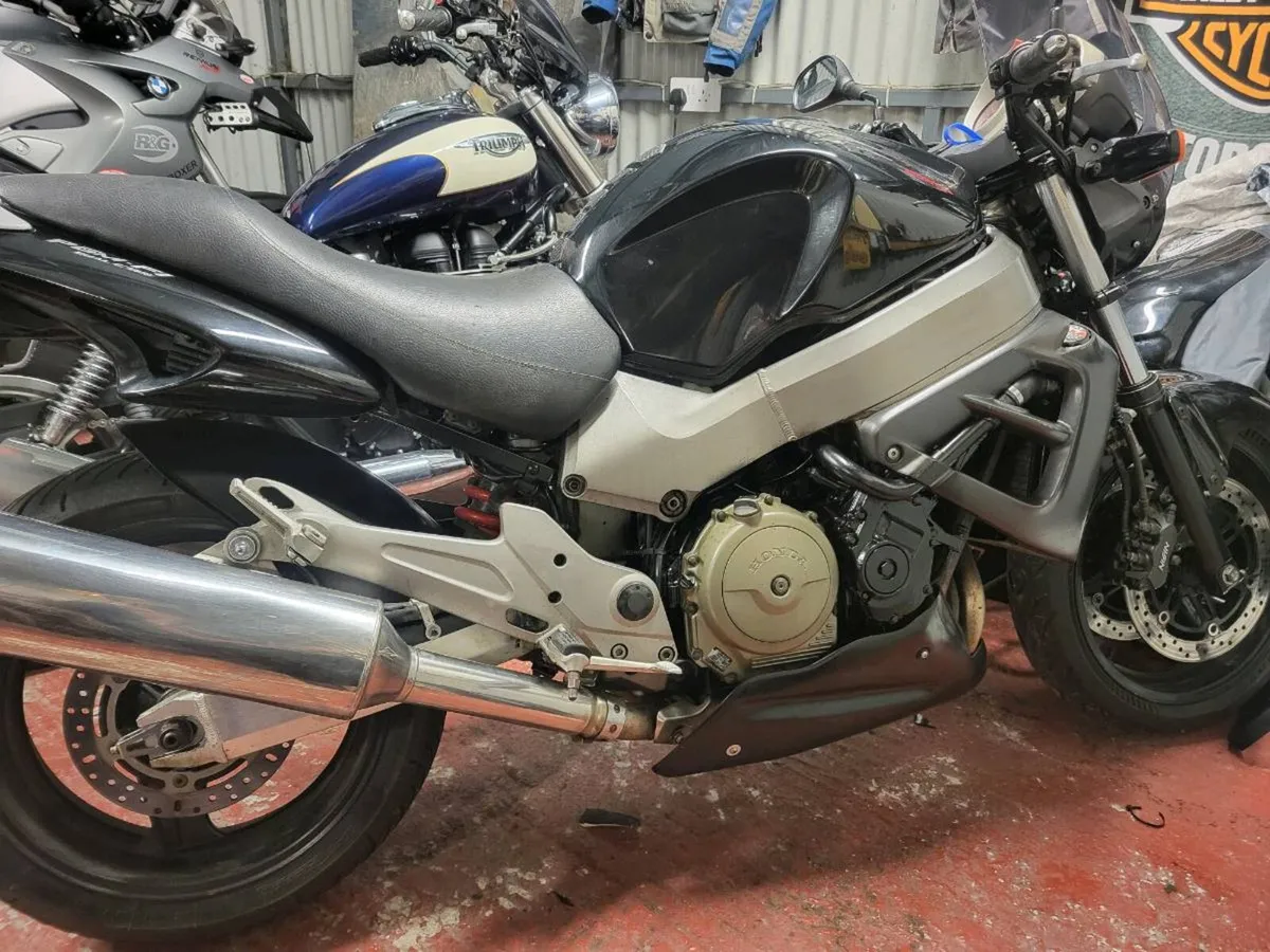 Honda motorcycle - Image 4