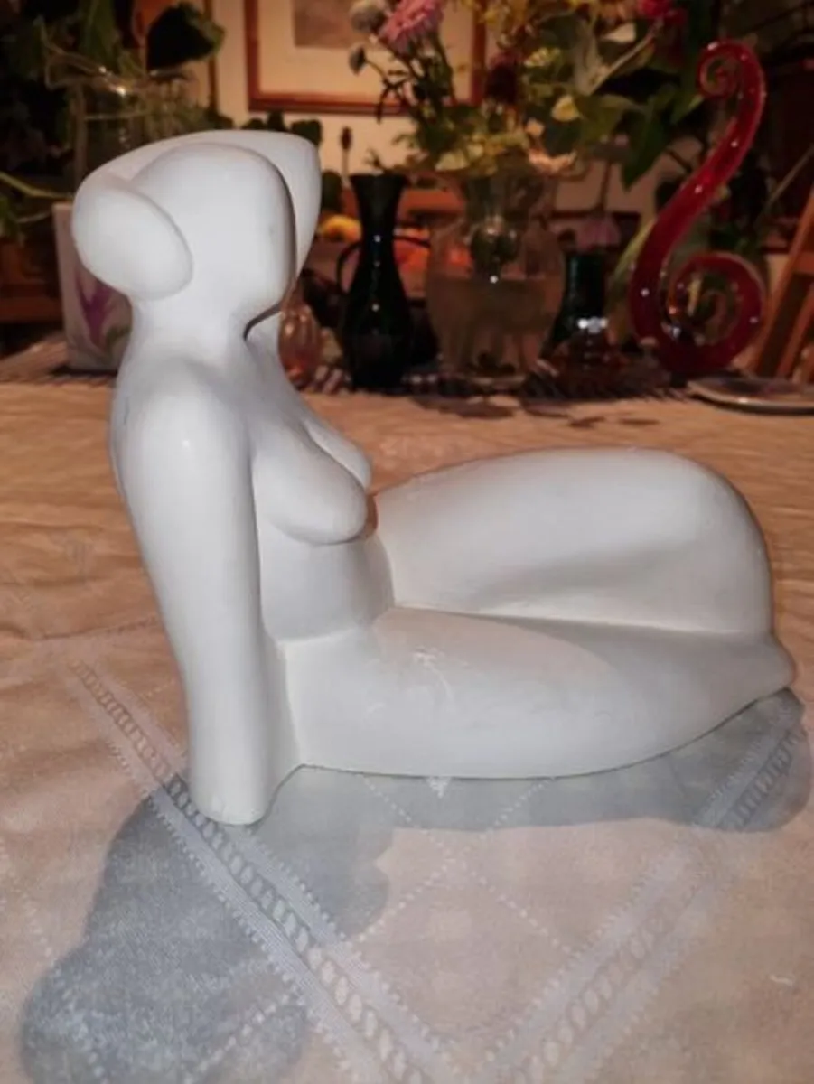 Female figurine made of white stone - Artistorika - Image 3