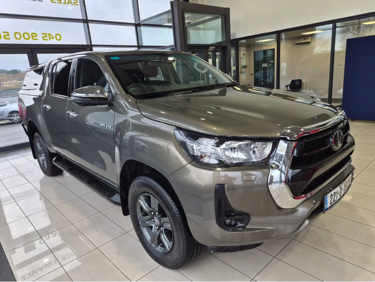Toyota Hilux 2.4 SR5 DOUBLE CAB 4DR - Image 2