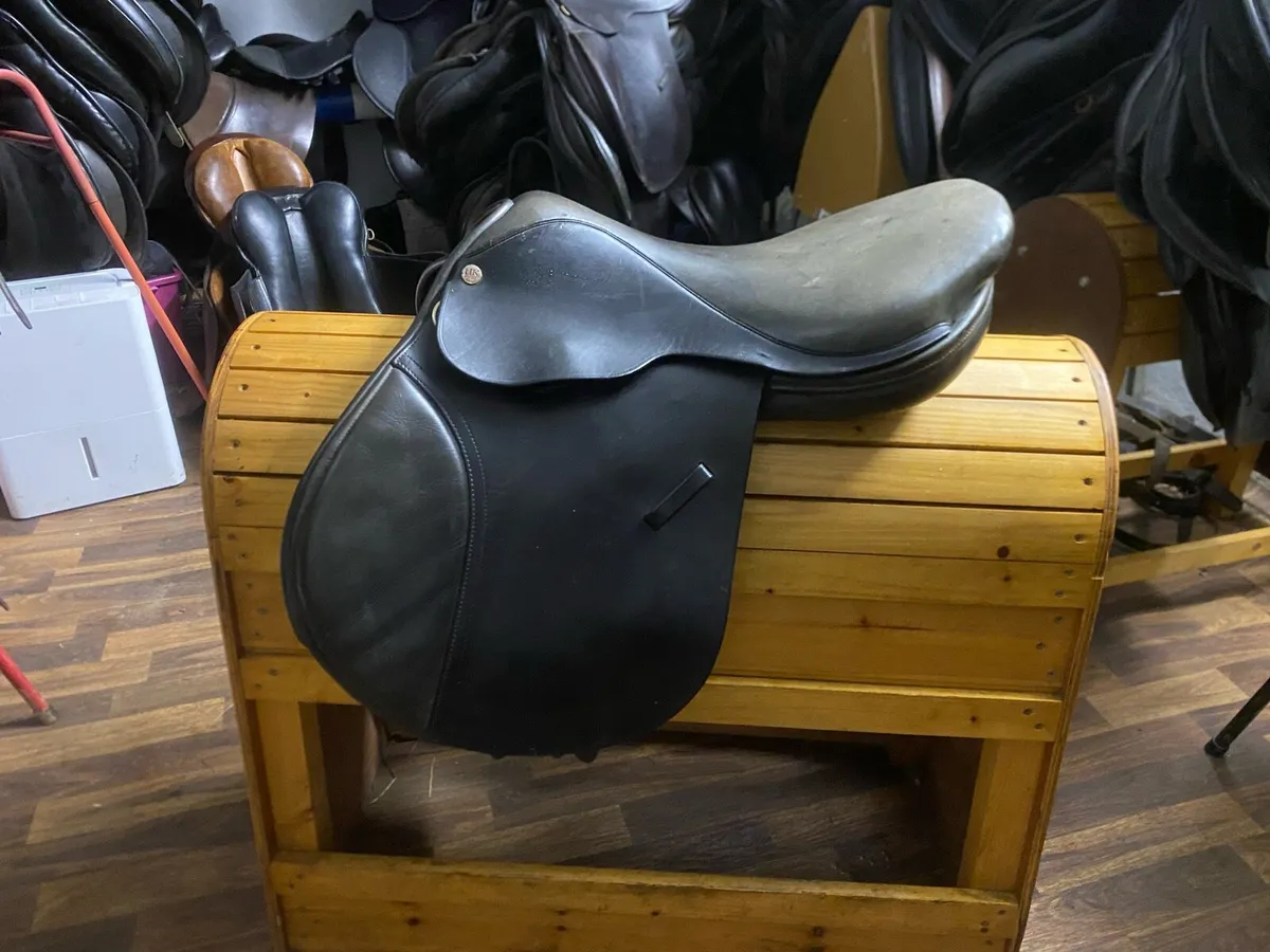 Close contact black Leather jump saddle - Image 1