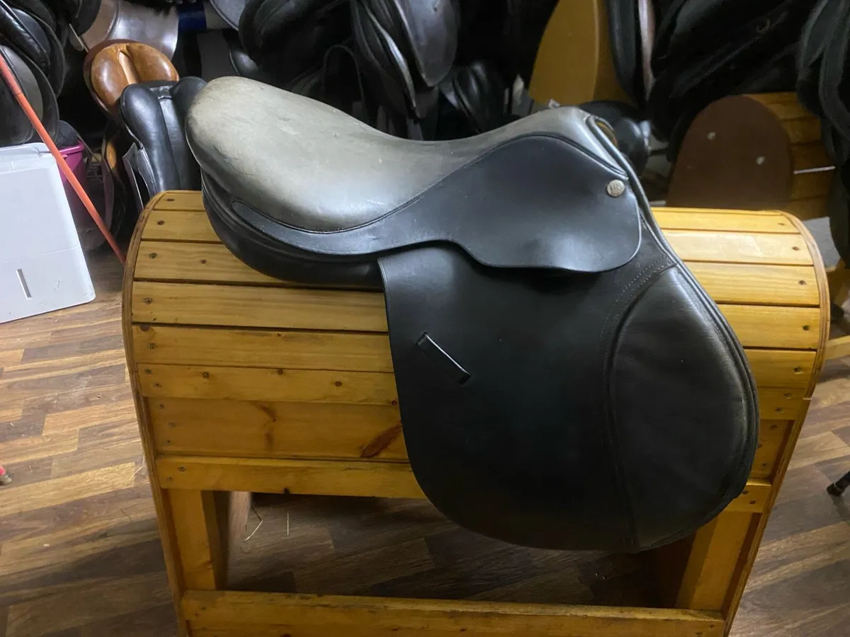 Close contact black Leather jump saddle - Image 4