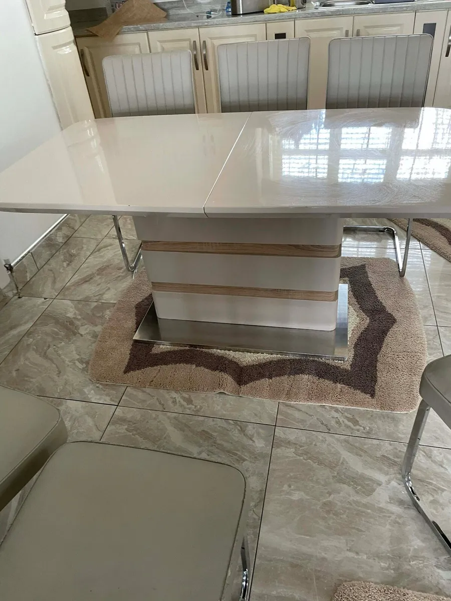 6 chairs and high gloss extendable ltable dining - Image 2