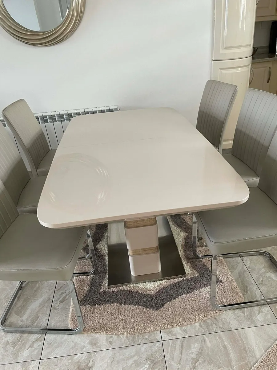 6 chairs and high gloss extendable ltable dining - Image 1