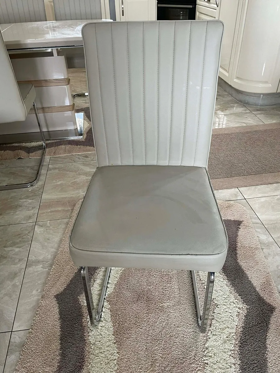 6 chairs and high gloss extendable ltable dining - Image 4