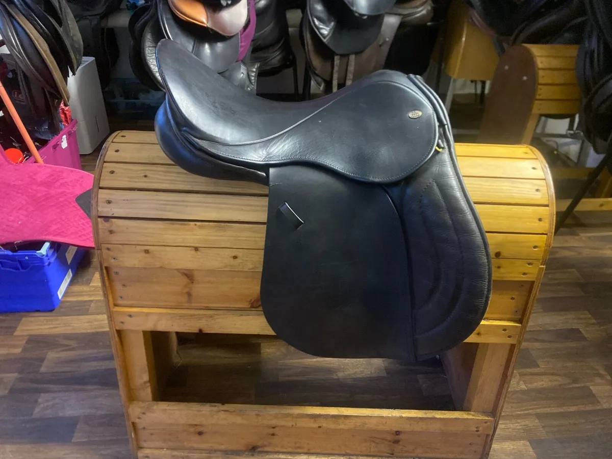 17” WIDE Black Leather GP saddle - Image 2