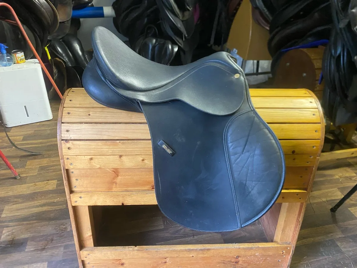 Wintec 16” black adjustable saddle - Image 1