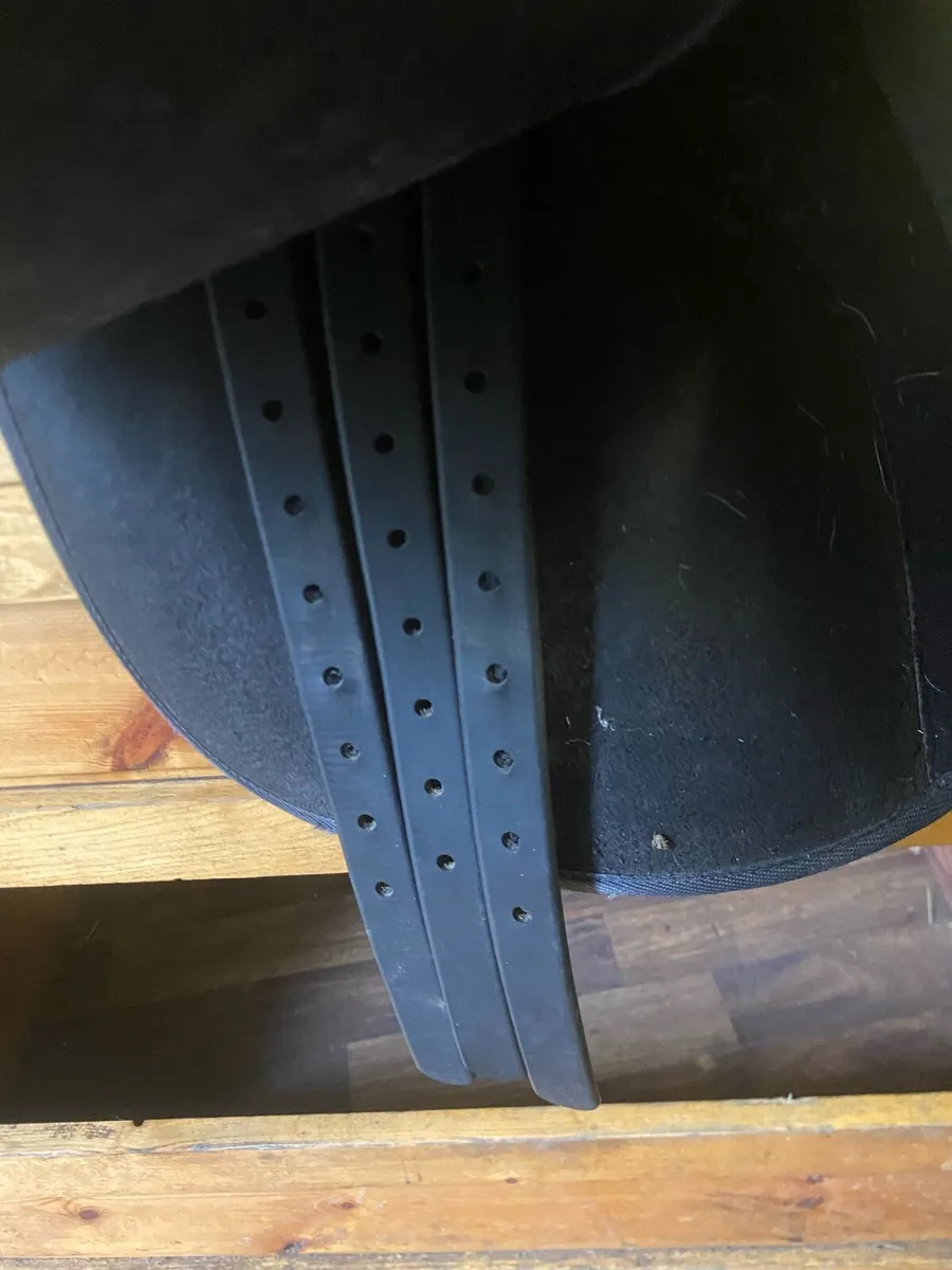 Wintec 16” black adjustable saddle - Image 3